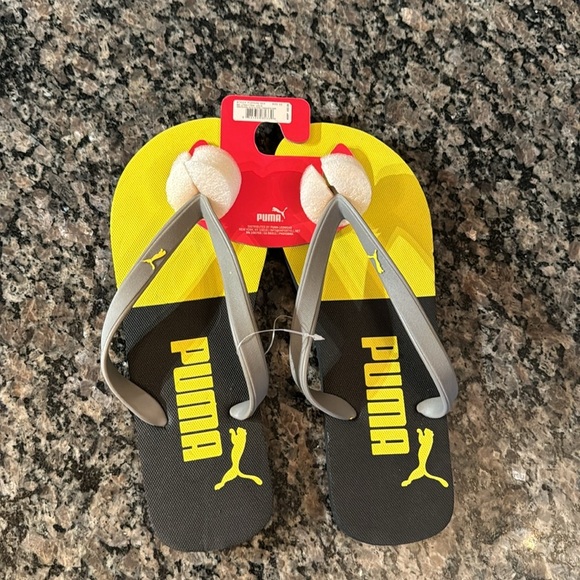 Puma Black and yellow flip flops NWT 10 - Picture 3 of 6